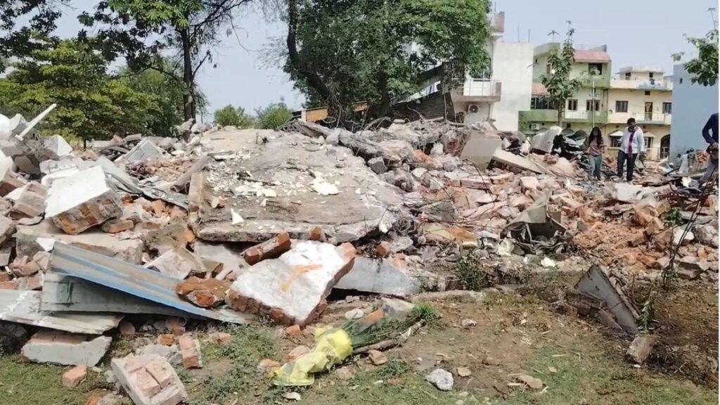 Chhatisgarh हाईकोर्ट के आदेश के बाद नगर निगम ने की कार्रवाई, अब गरीबों के लिए बनेंगे घर,अवैध मदरसे पर चला बुलडोजर 1 madarsa