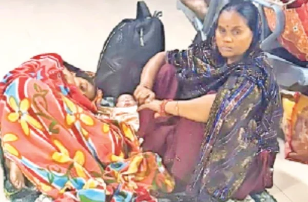 CIMS में मानवता तार-तार: नवजात को लेकर फर्श पर लेटी रही प्रसूता, नर्स ने प्रसूता के साथ की बदसलूकी कहा-जाओ, पेट दर्द से कोई नहीं मरता victime
