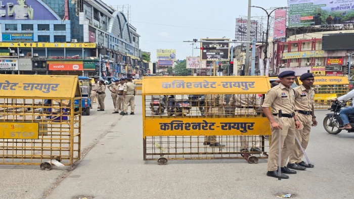 CG NEWS : राजधानी रायपुर में सुबह से चल रही 35 स्थानों पर पुलिस की मेगा नाकेबंदी, फर्जी नंबर प्लेट और संदिग्ध वाहनों पर कड़ी कार्रवाई 1 police