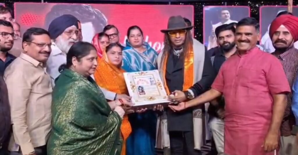 किशोर कुमार की 97वीं जयंती पर किशोर दा को दी सुरों की श्रद्धांजलि,विनोद राठौड़ हुए सम्मानित,‘किशोर कुमार जैसा न कोई था न होगा’... 1 Bollywood Singer Vinod Rathod