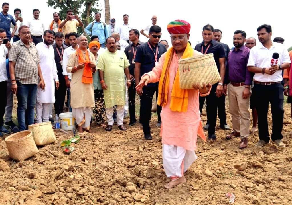 CG NEWS : मुख्यमंत्री की कुर्सी छोड़ खेत में थामा हल, बगिया में किसान बने विष्णुदेव साय; बोले- खेती मेरे लिए जीवन का संस्कार 2 CM VISNU