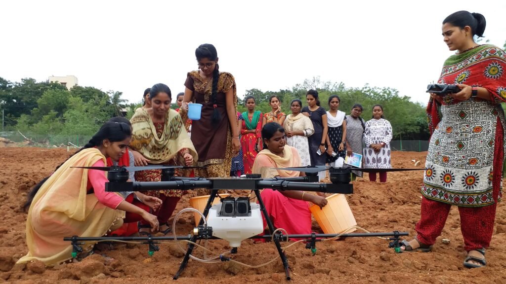 अब आसमान में उड़ान भरेंगी गोवा की बेटियां, हर साल 100 महिलाएं बनेंगी ‘ड्रोन दीदी’ 2 dron
