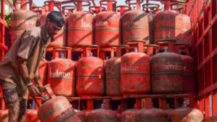 छत्तीसगढ़ में गैस उपभोक्ताओं की बढ़ी परेशानी! 6 लाख कनेक्शनों पर e-KYC की मार, ऑनलाइन बुकिंग में दिक्कत 2 gas