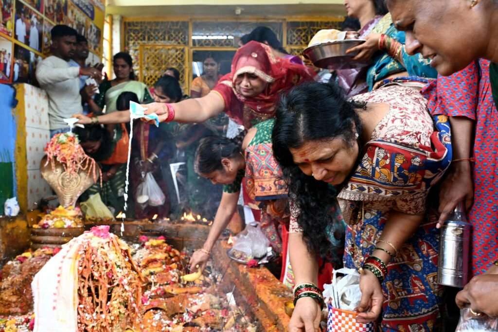 नाग पंचमी पर शिव आराधना का विशेष संयोग, सावन सोमवार के साथ नाग देवता की पूजा में उमड़ी श्रद्धा 2 nag 1