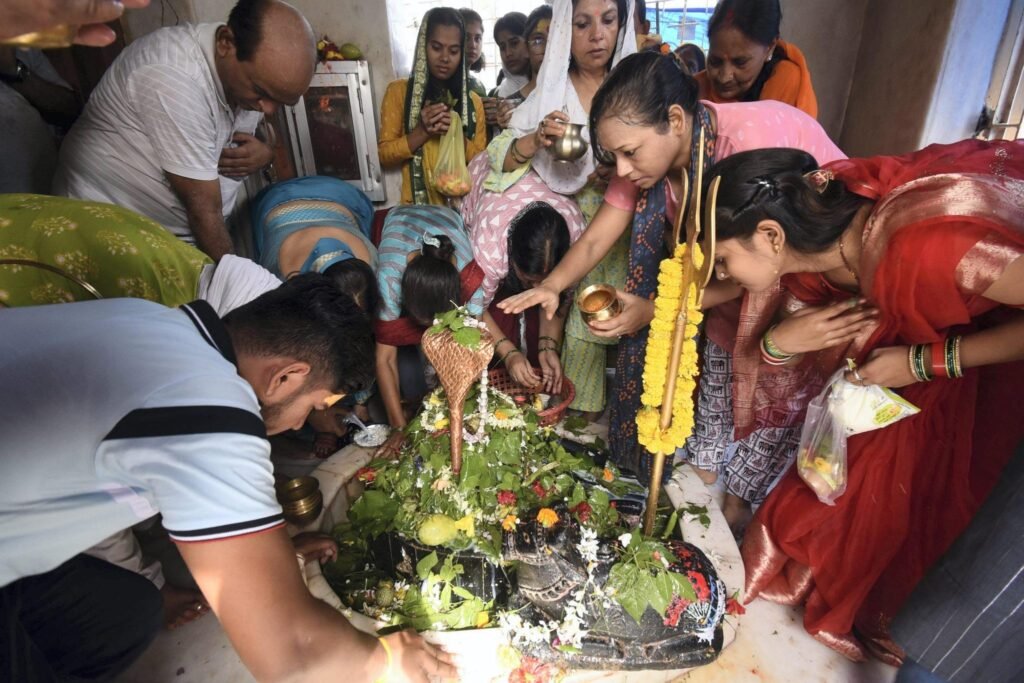 नाग पंचमी पर शिव आराधना का विशेष संयोग, सावन सोमवार के साथ नाग देवता की पूजा में उमड़ी श्रद्धा 3 nag