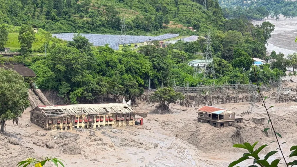 नेपाल-तिब्बत बॉर्डर के एक हिस्से में अचानक आई बाढ़ से भारी नुकसान की आशंका 2 nepal