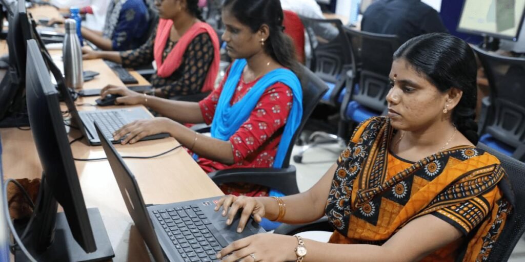 महिलाओं के लिए रोजगार के मोर्चे पर राहत, जुलाई में बेरोजगारी दर घटकर 5.1% 2 woman
